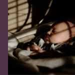Wer kennt es nicht: Der Schlaf unseres Kindes kann anstrengend für uns Eltern werden. Hier sind fünf Tipps für entspanntere Nächte.