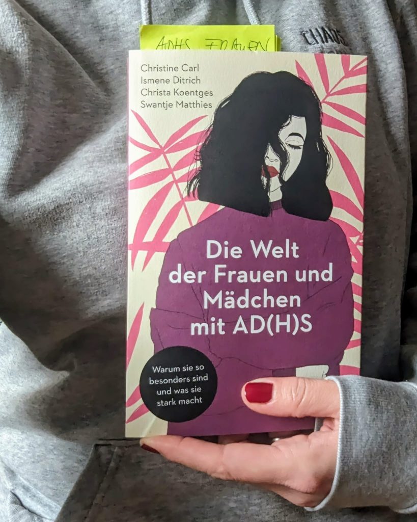 Mamsterrad Podcast Folge 243: „Hat mein Kind ADHS?“ Wenn du dir die Frage stellt, hör mal rein. Wir sprechen mit Dr. Ismene Ditrich und Dr. Christa Koentges, Fachärztinnen für Psychologie und Psychiatrie an der Uniklinik Freiburg, über ADHS und ADS bei Kindern.