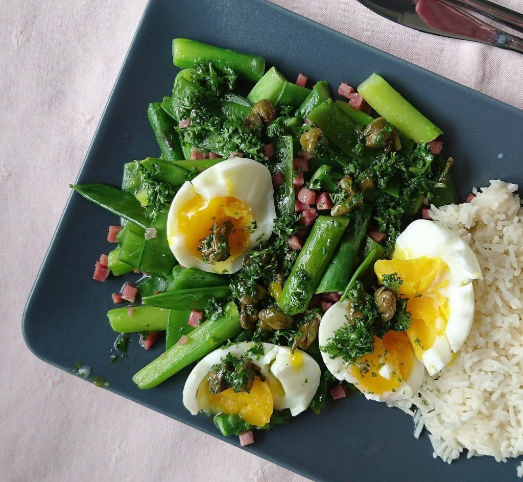 Mamsterrad Magazin: Schneller Spargelsalat mit Zuckerschoten, Ei und Kapern-Vinaigrette | Rezepte Spargel | Spargelsaison | Spargel Salat